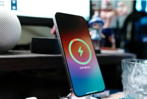 衢州苹果15换屏服务分享用什么充电器给iPhone15充电更好 